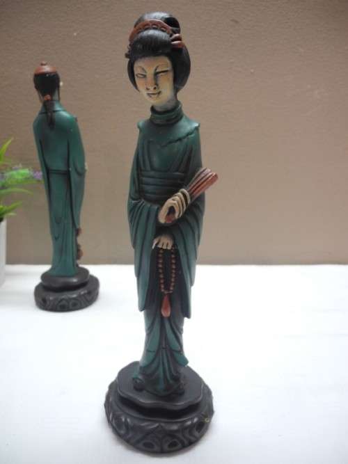 A charming collection of 6 various Oriental figurines made of ceramic, porcelain.