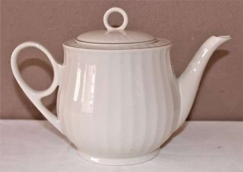 BEAUTIFUL tea set including tea pot, milk jug and sugar pot!