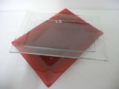 Four modern glass serving plates incl a red and black plate. Lifespace Sale