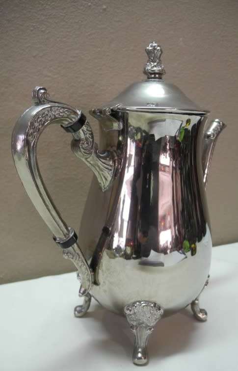 A wonderful ornate vintage silver plated teapot w/ a finial lid in good condition.