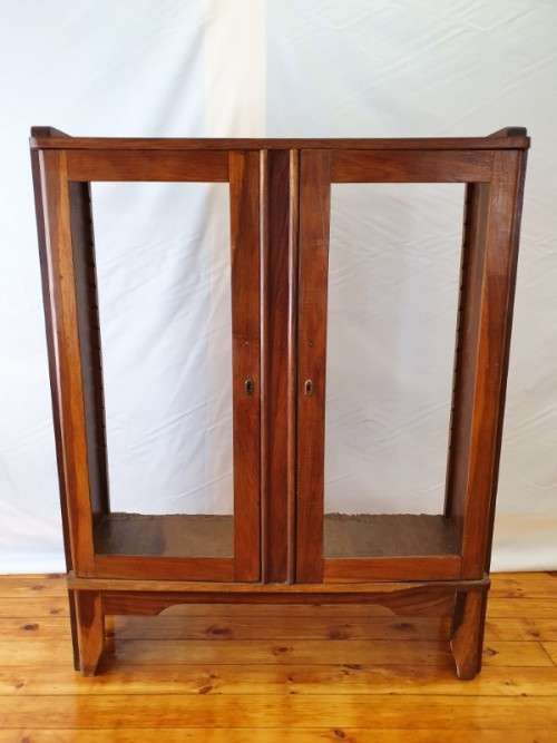 A fantastic vintage Retro display cabinet, needs glass and shelves.Xmas sale