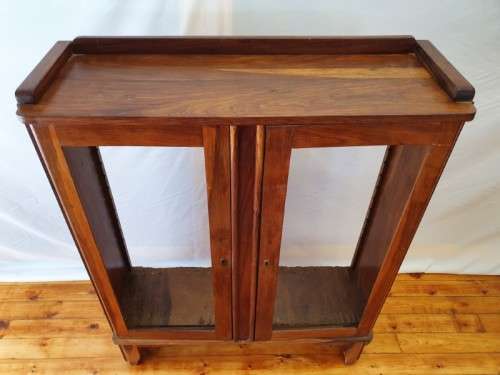 A fantastic vintage Retro display cabinet, needs glass and shelves.Xmas sale
