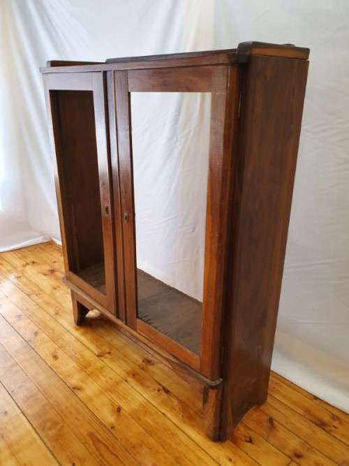 A fantastic vintage Retro display cabinet, needs glass and shelves.Xmas sale