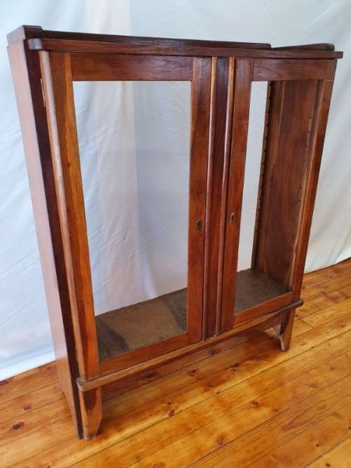 A fantastic vintage Retro display cabinet, needs glass and shelves.Xmas sale