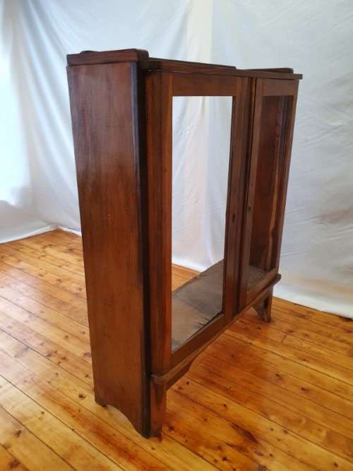 A fantastic vintage Retro display cabinet, needs glass and shelves.Xmas sale