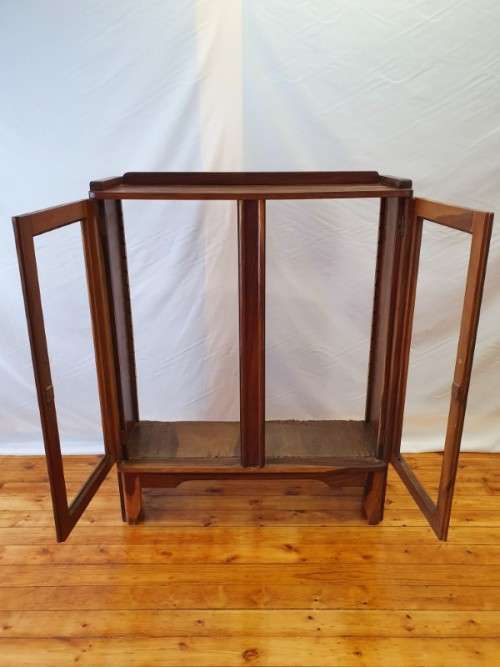 A fantastic vintage Retro display cabinet, needs glass and shelves.Xmas sale