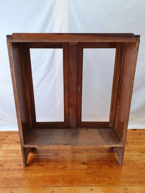 A fantastic vintage Retro display cabinet, needs glass and shelves.Xmas sale