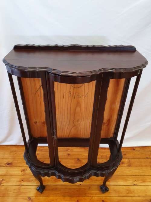 A lovely "Kenbow" curved ball and claw display cabinet, needs glass and shelves.Xmas sale