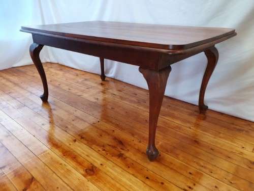 An exquisite solid Blackwood Queen Anne footed 6-seater dining table. Xmas sale