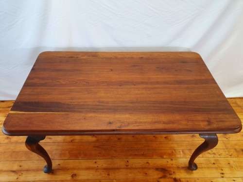 An exquisite solid Blackwood Queen Anne footed 6-seater dining table. Xmas sale
