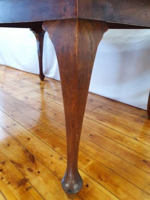 An exquisite solid Blackwood Queen Anne footed 6-seater dining table. Xmas sale