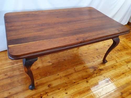 An exquisite solid Blackwood Queen Anne footed 6-seater dining table. Xmas sale