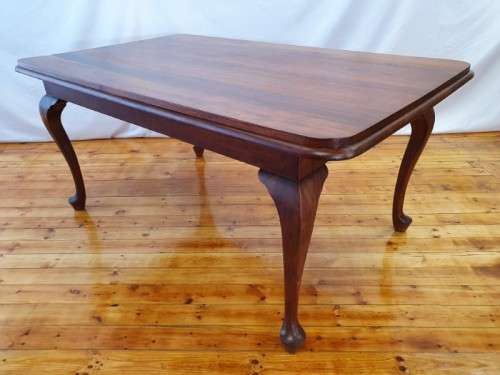 An exquisite solid Blackwood Queen Anne footed 6-seater dining table. Xmas sale