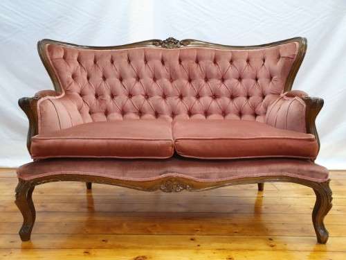A gorgeous antique Victorian 2 seater settee couch w carved detailing, period upholstery. Xmas sale