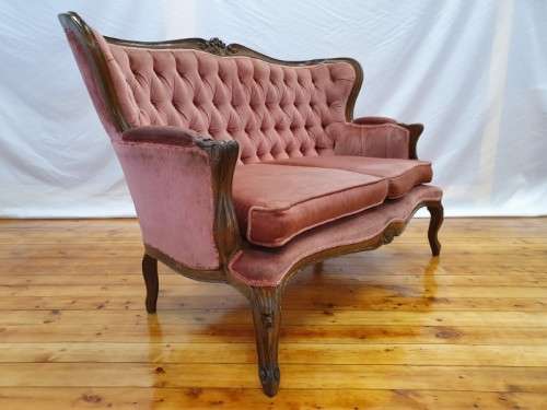 A gorgeous antique Victorian 2 seater settee couch w carved detailing, period upholstery. Xmas sale