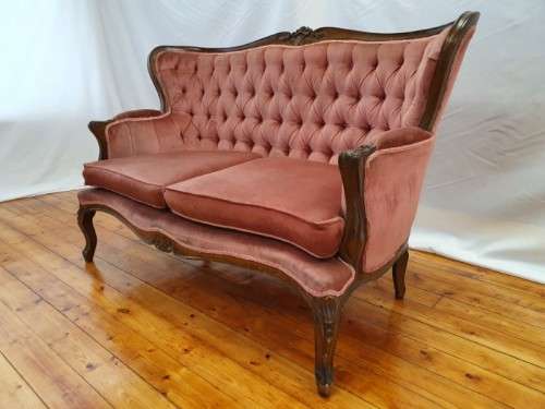A gorgeous antique Victorian 2 seater settee couch w carved detailing, period upholstery. Xmas sale
