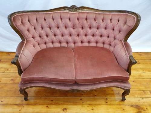 A gorgeous antique Victorian 2 seater settee couch w carved detailing, period upholstery. Xmas sale