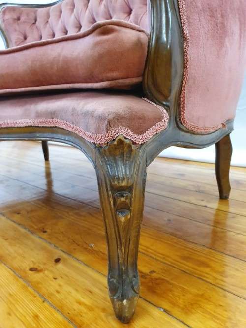 A gorgeous antique Victorian 2 seater settee couch w carved detailing, period upholstery. Xmas sale