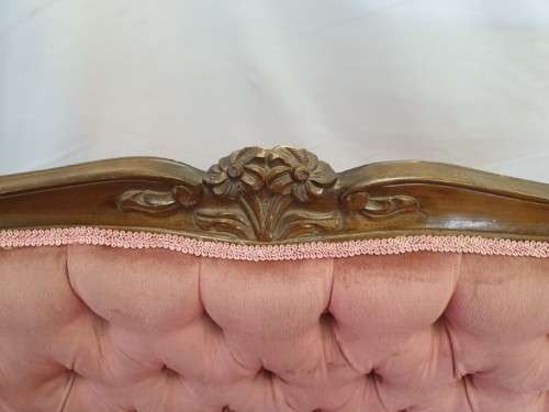 A gorgeous antique Victorian 2 seater settee couch w carved detailing, period upholstery. Xmas sale