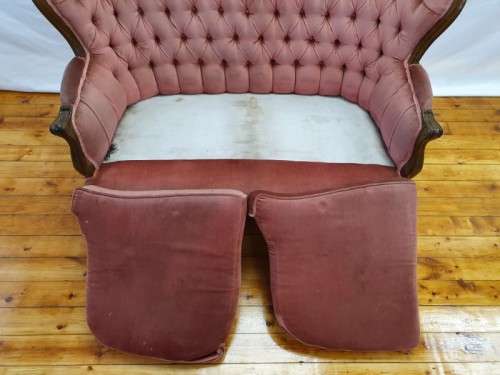 A gorgeous antique Victorian 2 seater settee couch w carved detailing, period upholstery. Xmas sale