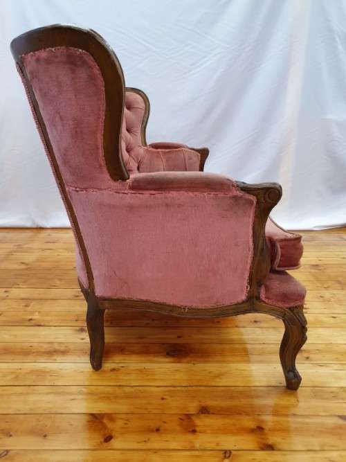 A gorgeous antique Victorian 2 seater settee couch w carved detailing, period upholstery. Xmas sale