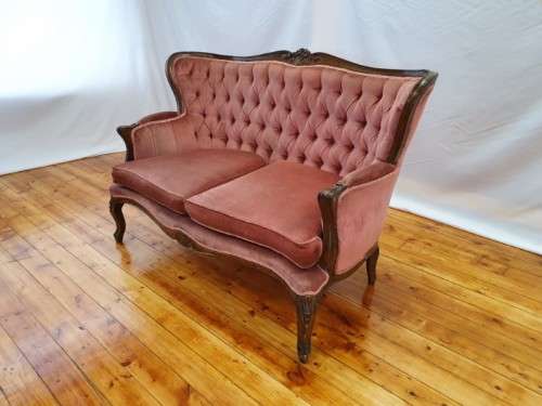 A gorgeous antique Victorian 2 seater settee couch w carved detailing, period upholstery. Xmas sale