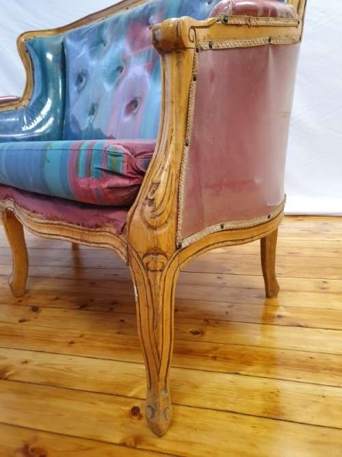 A well made antique Victorian 2 seater settee couch w carved detailing. Xmas sale