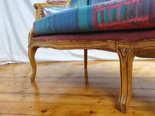 A well made antique Victorian 2 seater settee couch w carved detailing. Xmas sale