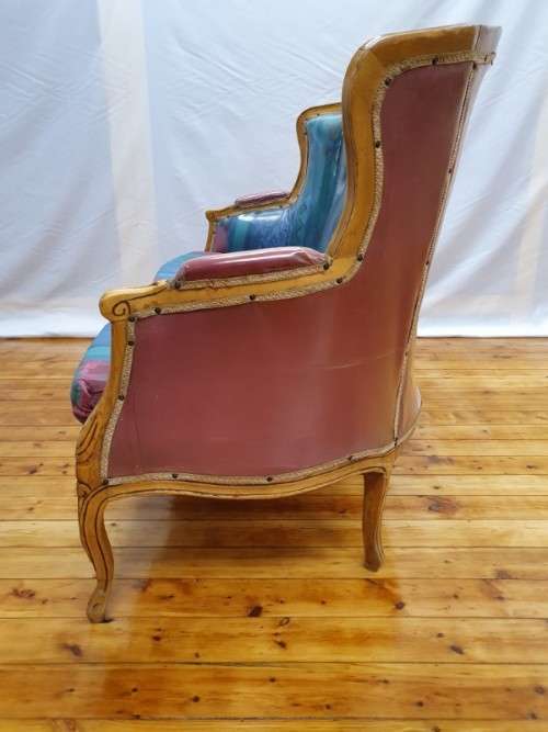 A well made antique Victorian 2 seater settee couch w carved detailing. Xmas sale