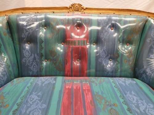 A well made antique Victorian 2 seater settee couch w carved detailing. Xmas sale