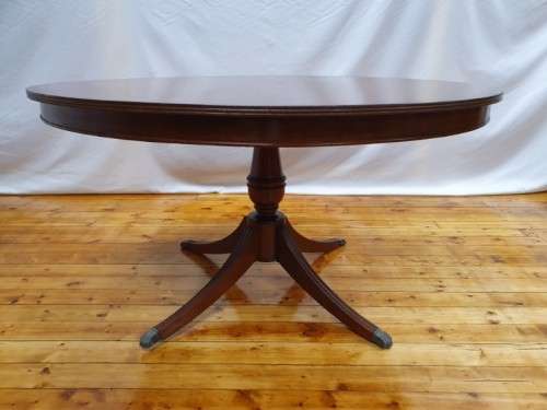 A wonderful claw footed round dining table (138cm x 76cm). Xmas sale