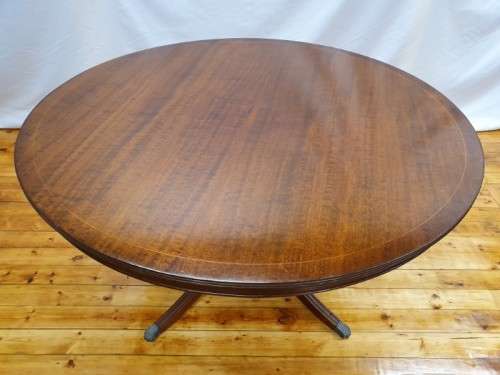 A wonderful claw footed round dining table (138cm x 76cm). Xmas sale