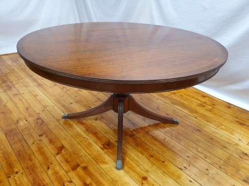 A wonderful claw footed round dining table (138cm x 76cm). Xmas sale
