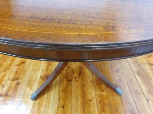 A wonderful claw footed round dining table (138cm x 76cm). Xmas sale