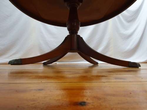 A wonderful claw footed round dining table (138cm x 76cm). Xmas sale
