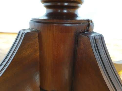 A wonderful claw footed round dining table (138cm x 76cm). Xmas sale