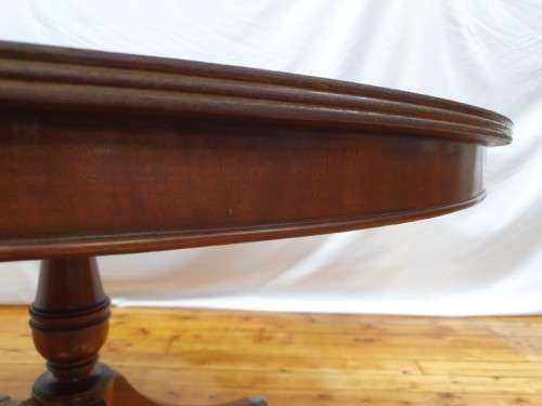 A wonderful claw footed round dining table (138cm x 76cm). Xmas sale