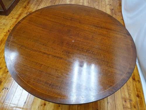 A wonderful claw footed round dining table (138cm x 76cm). Xmas sale