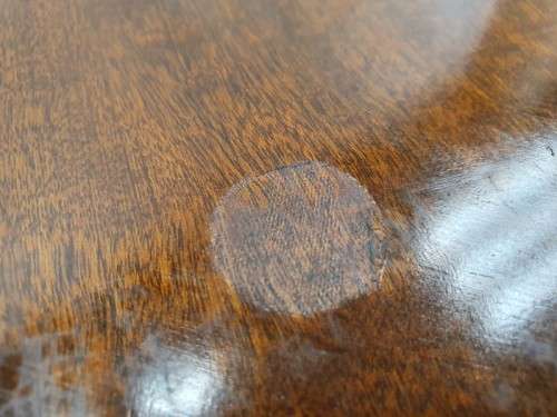A wonderful claw footed round dining table (138cm x 76cm). Xmas sale