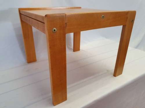 A lovely vintage solid yellow wood occasional/ side table. Xmas sale