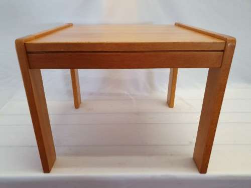 A lovely vintage solid yellow wood occasional/ side table. Xmas sale