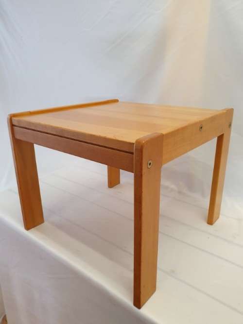 A lovely vintage solid yellow wood occasional/ side table. Xmas sale
