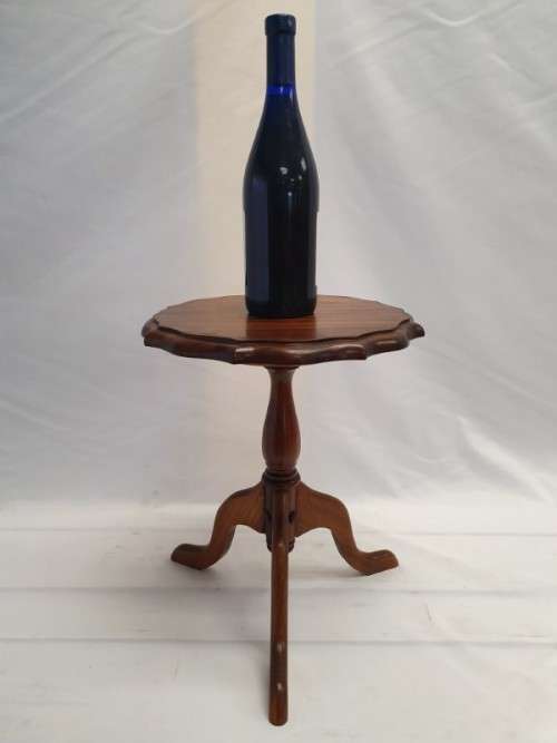 A lovely vintage scalloped edge splayed leg Stink wood occasional/ side table. Xmas sale