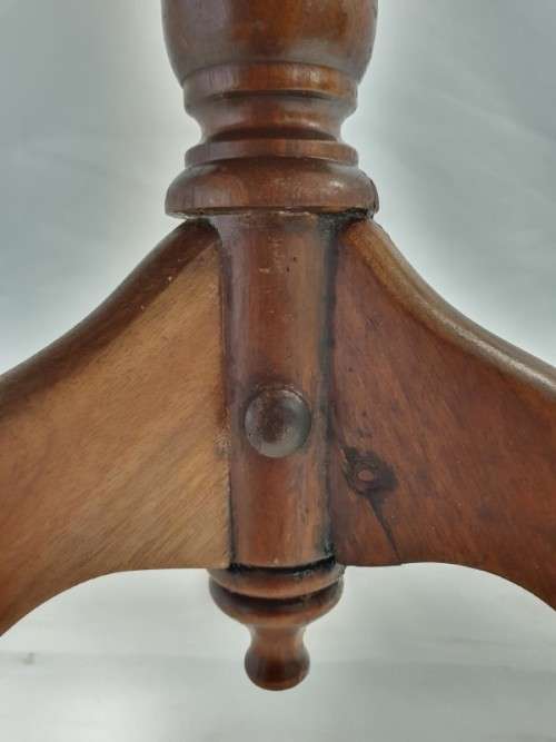 A lovely vintage scalloped edge splayed leg Stink wood occasional/ side table. Xmas sale