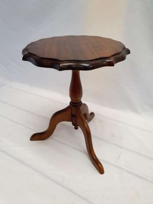 A lovely vintage scalloped edge splayed leg Stink wood occasional/ side table. Xmas sale