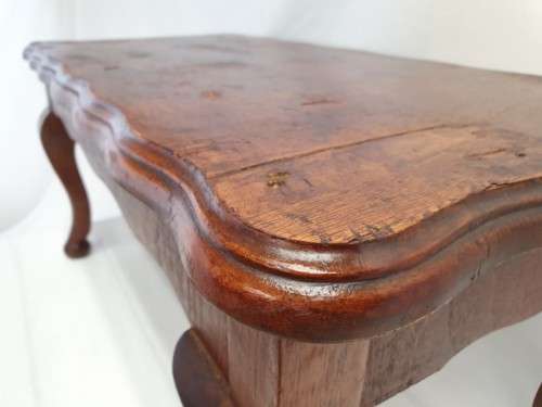 A lovely vintage scalloped edge, club footed coffee table. Xmas sale