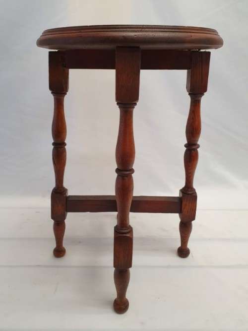 A lovely vintage solid Oak round occasional/ side table. Xmas sale
