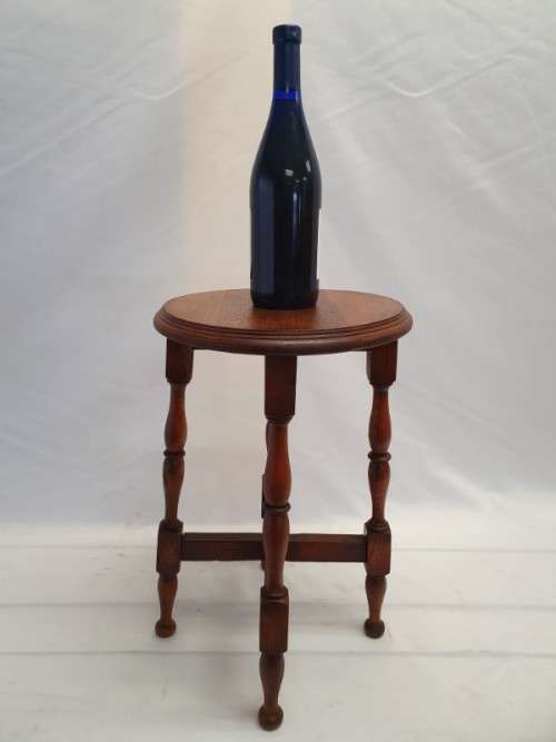 A lovely vintage solid Oak round occasional/ side table. Xmas sale