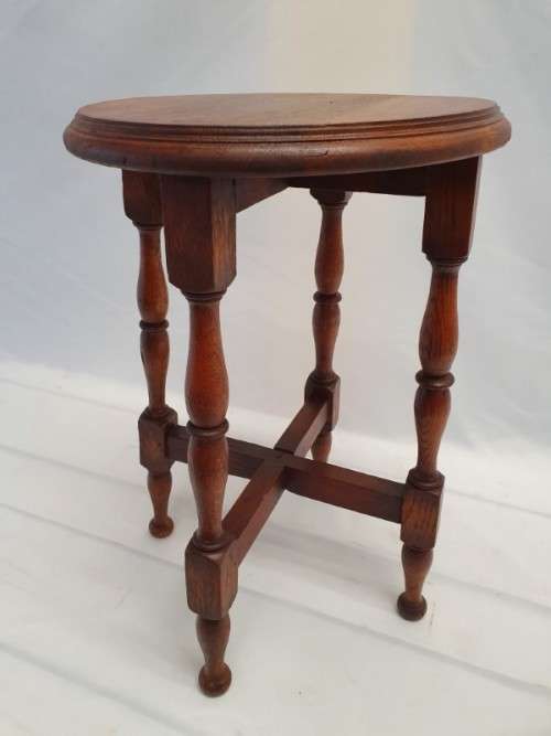 A lovely vintage solid Oak round occasional/ side table. Xmas sale