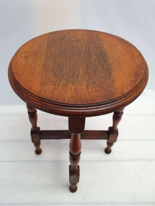A lovely vintage solid Oak round occasional/ side table. Xmas sale